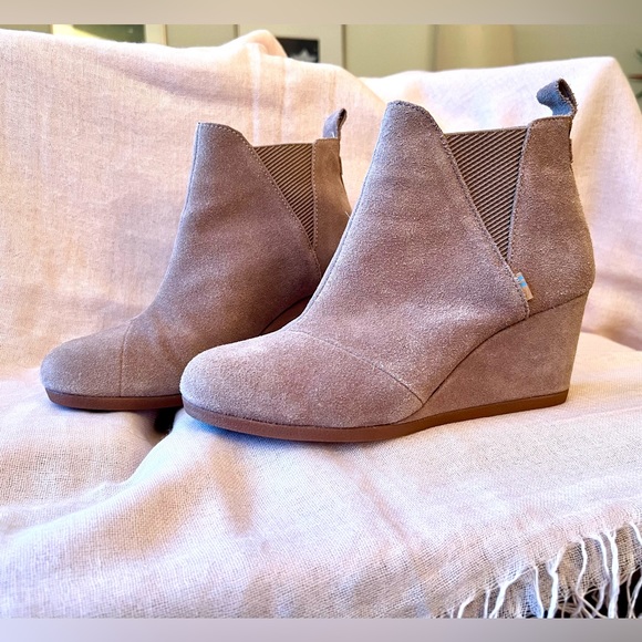 Tom's Suede Wedges, Size 7 - Picture 5 of 10